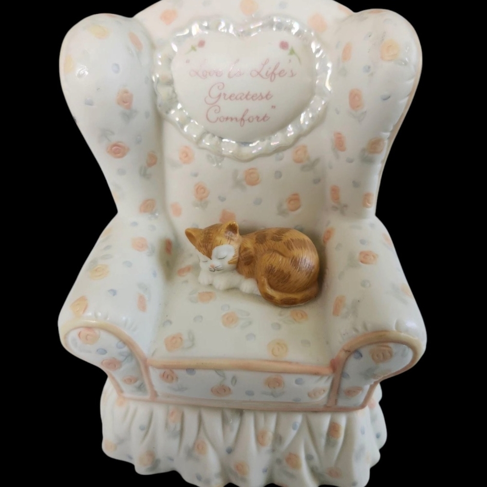 Heirloom Porcelain Music Box. 2001.